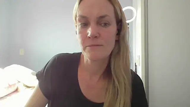Snapshot of Annylove1 chatting on April 17, 2026, 4:54 pm Annylove1 online show from April 17, 2026, 4:54 pm