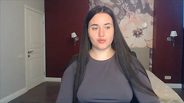 Snapshot of Roxie_Bradley chatting on March 19, 2025, 6:35 am Roxie Bradley online show from March 19, 2025, 6:35 am