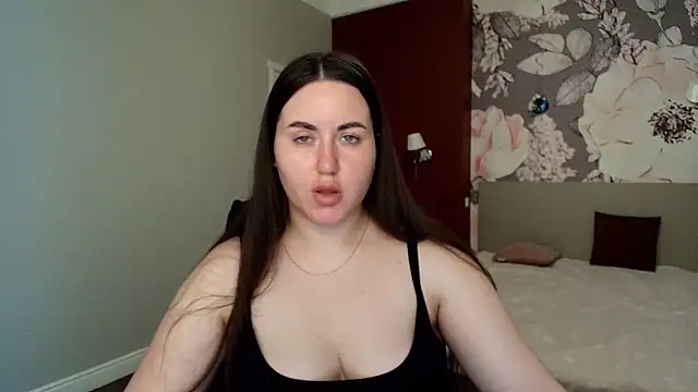 Snapshot of Roxie_Bradley chatting on May 18, 2026, 5:45 am Roxie Bradley online show from May 18, 2026, 5:45 am