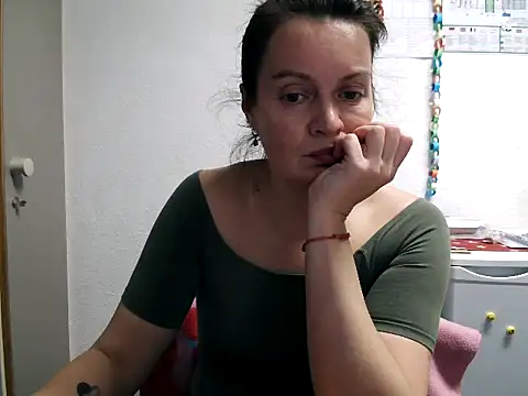 Snapshot of LoveNBloom chatting on February 21, 2025, 6:04 pm LoveNBloom online show from February 21, 2025, 6:04 pm