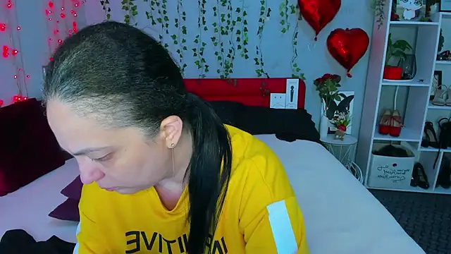 DarlingMilf online show from May 1, 2026, 6:13 pm