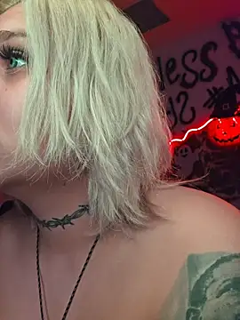 Snapshot of Laura_takint chatting on October 19, 2025, 4:37 am Laura takint online show from October 19, 2025, 4:37 am