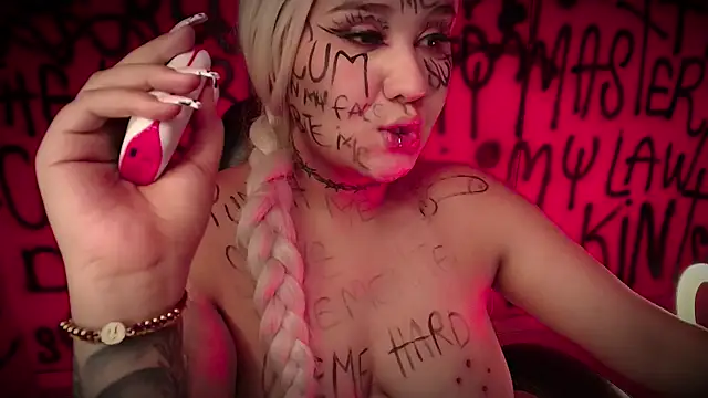 Snapshot of Laura_takint chatting on February 13, 2025, 10:00 pm Laura takint online show from February 13, 2025, 10:00 pm