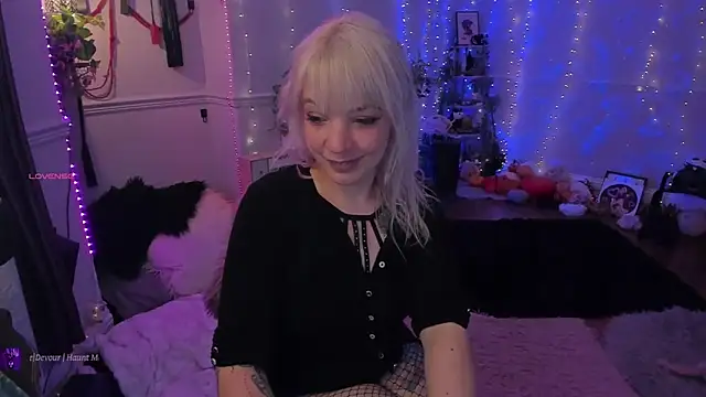 AliceW0lf online show from November 17, 2025, 8:02 pm