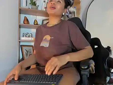 Snapshot of sophia18- chatting on January 12, 2025, 12:01 pm sophia18- online show from January 12, 2025, 12:01 pm