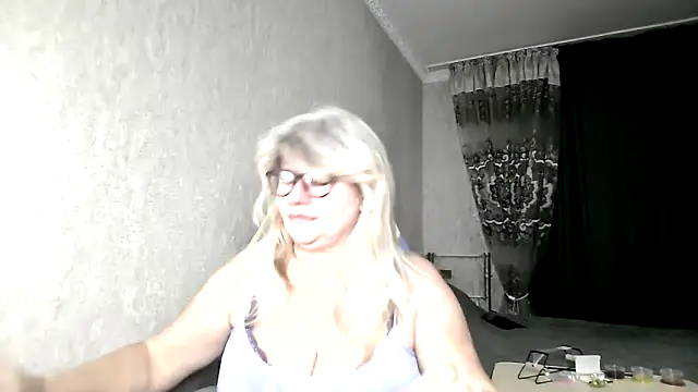 Snapshot of Diana_49 chatting on December 5, 2025, 12:32 am Diana 49 online show from December 5, 2025, 12:32 am