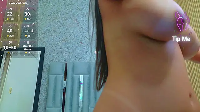 veronicaroose  online show from April 7, 2026, 12:40 pm