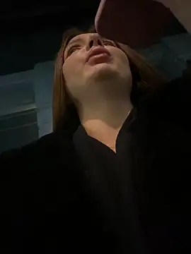 KrisMagnoly online show from November 8, 2025, 4:32 pm