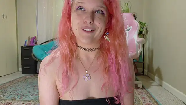 Snapshot of Emihaze chatting on July 17, 2026, 8:28 pm Emihaze online show from July 17, 2026, 8:28 pm