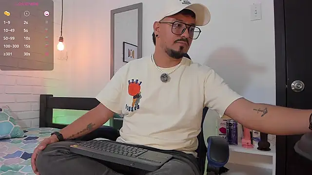 Snapshot of DaviidEvans_ chatting on October 11, 2025, 8:37 am DaviidEvans online show from October 11, 2025, 8:37 am