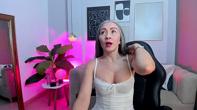 Snapshot of _Nicoletteshea_ chatting on May 9, 2026, 5:05 pm Nicoletteshea online show from May 9, 2026, 5:05 pm