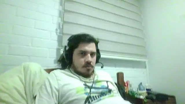 Snapshot of hung_weeb chatting on April 6, 2026, 4:46 am hung weeb online show from April 6, 2026, 4:46 am