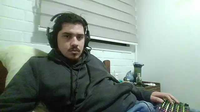 Snapshot of hung_weeb chatting on April 14, 2026, 1:54 am hung weeb online show from April 14, 2026, 1:54 am