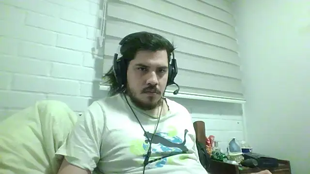 Snapshot of hung_weeb chatting on April 6, 2026, 3:35 am hung weeb online show from April 6, 2026, 3:35 am