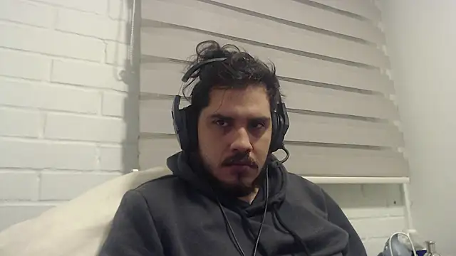 Snapshot of hung_weeb chatting on April 10, 2026, 2:40 am hung weeb online show from April 10, 2026, 2:40 am