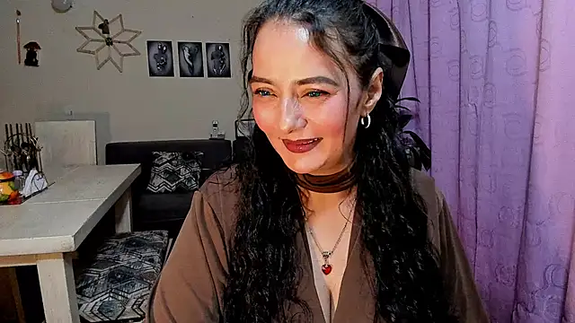 emma luxy online show from April 21, 2026, 11:00 pm