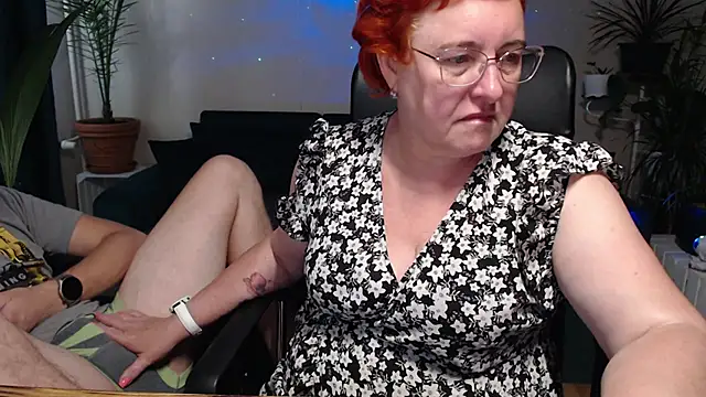 Snapshot of JoannaAndNeighbour chatting on September 9, 2025, 9:41 am JoannaAndNeighbour online show from September 9, 2025, 9:41 am