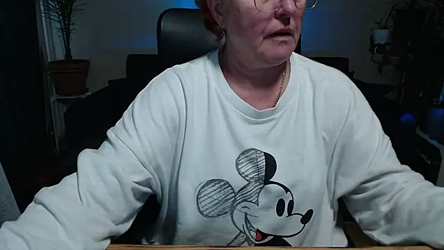 Snapshot of JoannaAndNeighbour chatting on October 18, 2025, 10:17 am JoannaAndNeighbour online show from October 18, 2025, 10:17 am