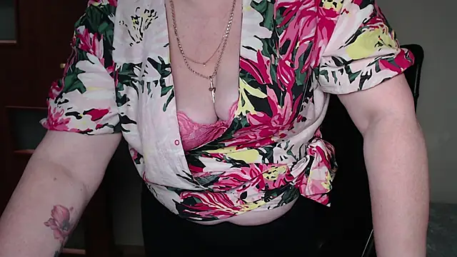 Snapshot of JoannaAndNeighbour chatting on March 20, 2025, 5:58 pm JoannaAndNeighbour online show from March 20, 2025, 5:58 pm