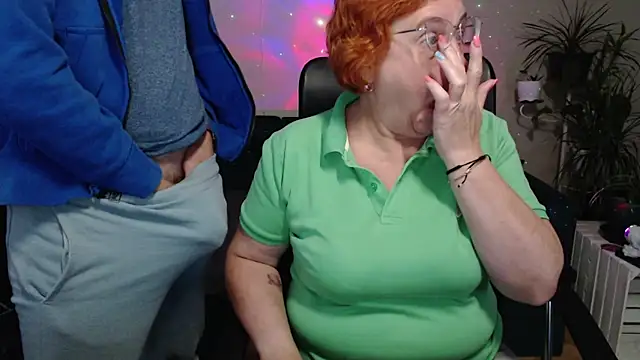 Snapshot of JoannaAndNeighbour chatting on September 28, 2025, 8:43 am JoannaAndNeighbour online show from September 28, 2025, 8:43 am