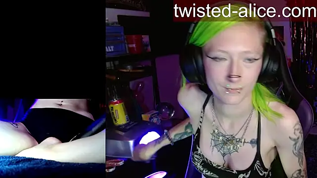 alicewonder09 online show from May 11, 2026, 4:03 am
