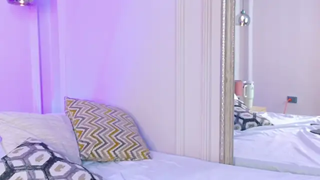 Sara Boom online show from November 13, 2025, 2:32 pm