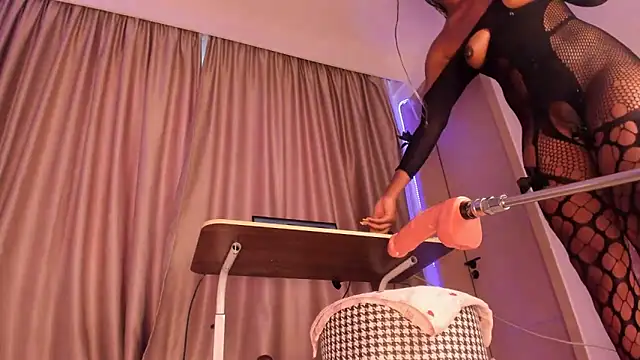 Snapshot of sugar-mirie chatting on October 7, 2025, 12:06 pm sugar-mirie online show from October 7, 2025, 12:06 pm