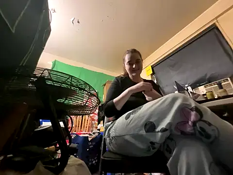 Snapshot of Snowbunnycake_131 chatting on December 15, 2025, 2:17 am Snowbunnycake 131 online show from December 15, 2025, 2:17 am