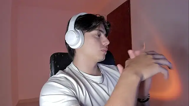 Snapshot of Giordano_Russo chatting on October 28, 2025, 4:13 am Giordano Russo online show from October 28, 2025, 4:13 am