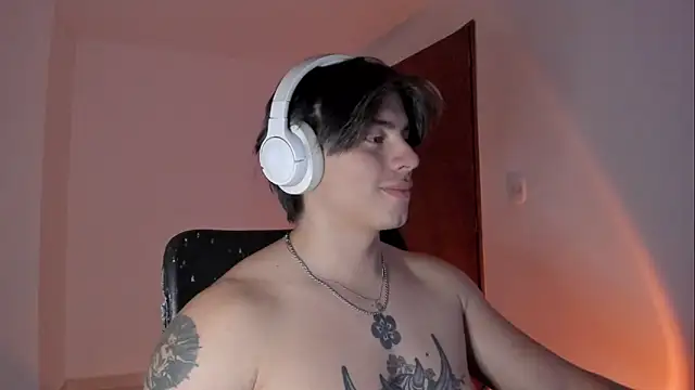 Snapshot of Giordano_Russo chatting on November 18, 2025, 11:15 pm Giordano Russo online show from November 18, 2025, 11:15 pm