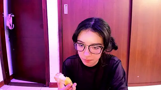 Snapshot of _Lunnaa_ chatting on February 2, 2025, 5:21 am Lunnaa online show from February 2, 2025, 5:21 am