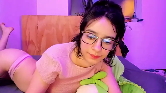 Snapshot of _Lunnaa_ chatting on December 21, 2024, 5:25 am Lunnaa online show from December 21, 2024, 5:25 am