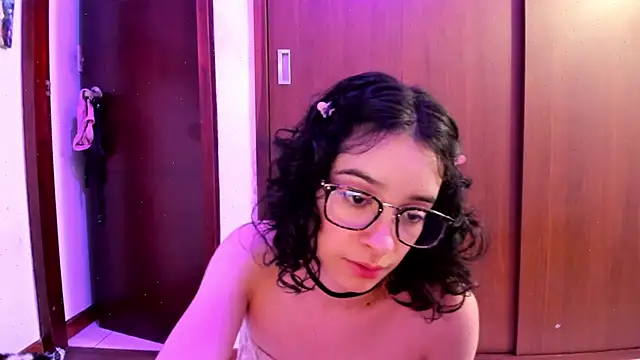 Snapshot of _Lunnaa_ chatting on February 9, 2025, 4:57 am Lunnaa online show from February 9, 2025, 4:57 am