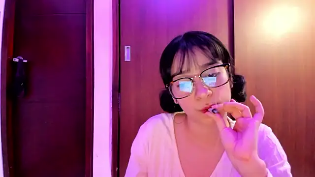 Snapshot of _Lunnaa_ chatting on December 18, 2024, 3:26 am Lunnaa online show from December 18, 2024, 3:26 am