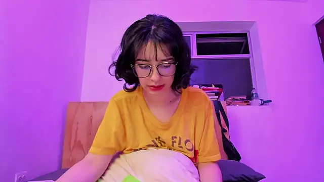 Snapshot of _Lunnaa_ chatting on December 19, 2024, 1:28 am Lunnaa online show from December 19, 2024, 1:28 am