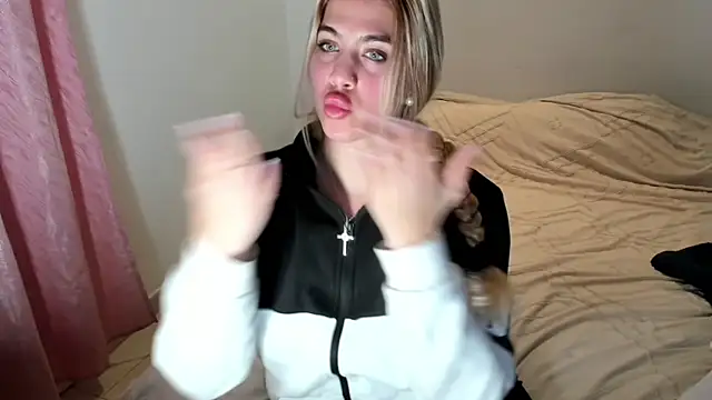 MariaMeir online show from December 18, 2025, 8:01 pm