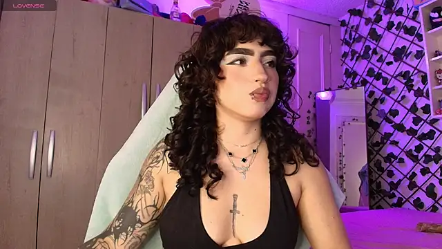 Snapshot of valenor_ chatting on July 9, 2026, 3:18 am valenor online show from July 9, 2026, 3:18 am