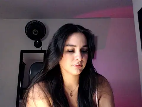 Snapshot of Mavie_roses chatting on October 29, 2025, 12:31 am Mavie roses online show from October 29, 2025, 12:31 am