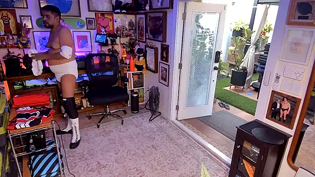 Snapshot of Briefs_bud chatting on December 8, 2024, 11:40 pm Briefs bud online show from December 8, 2024, 11:40 pm