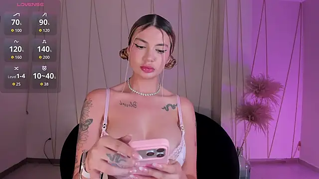 Snapshot of NiaHolland chatting on November 22, 2025, 6:29 pm NiaHolland online show from November 22, 2025, 6:29 pm