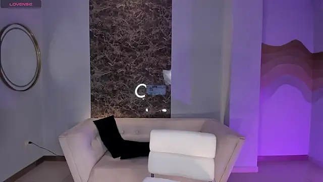 NiaHolland online show from February 28, 2026, 5:45 pm