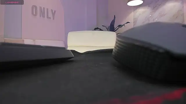 Snapshot of NiaHolland chatting on December 14, 2025, 6:13 pm NiaHolland online show from December 14, 2025, 6:13 pm