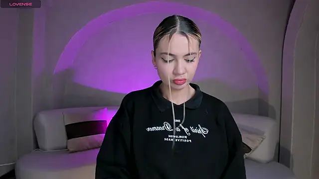 Snapshot of NiaHolland chatting on October 27, 2025, 11:33 am NiaHolland online show from October 27, 2025, 11:33 am