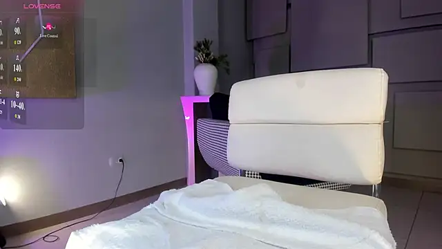 Snapshot of NiaHolland chatting on December 13, 2025, 8:04 pm NiaHolland online show from December 13, 2025, 8:04 pm