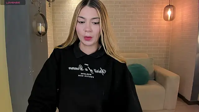 Snapshot of NiaHolland chatting on October 26, 2025, 6:08 pm NiaHolland online show from October 26, 2025, 6:08 pm