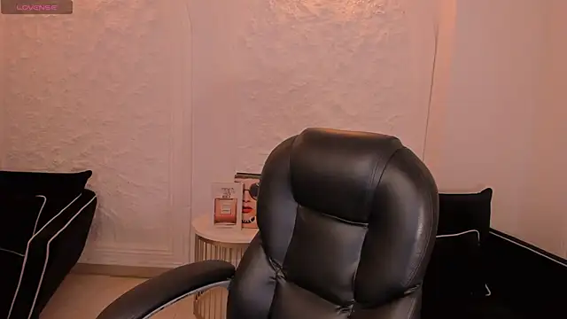 Snapshot of MollyJones_ chatting on July 5, 2026, 12:01 pm MollyJones online show from July 5, 2026, 12:01 pm