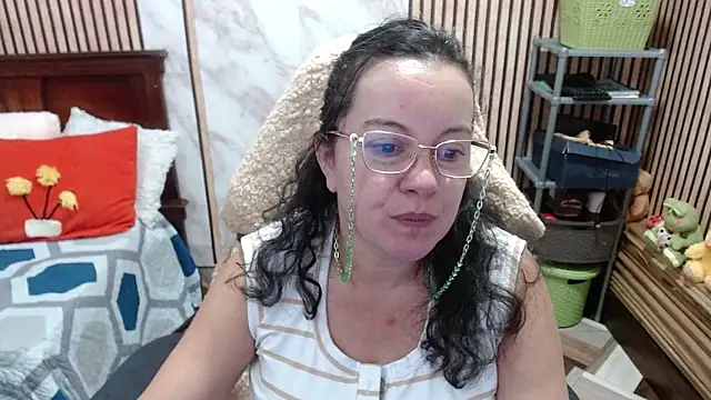 Sonialorens  online show from March 5, 2026, 9:43 pm