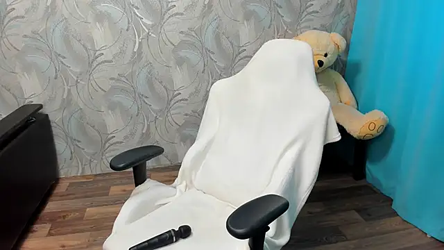 Kitty8meow online show from November 12, 2025, 9:13 am