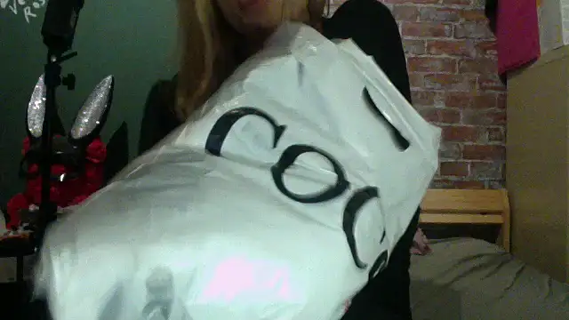 Lisavontease online show from November 28, 2025, 8:42 pm