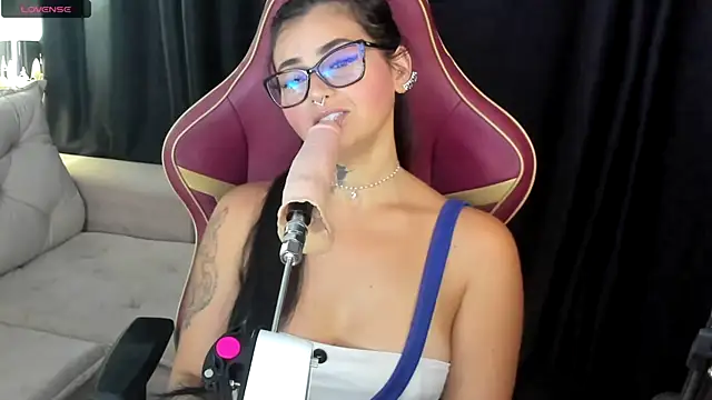 LauraColour online show from February 5, 2026, 11:55 pm